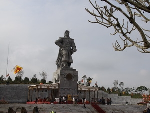 Tượng đài vị anh hùng áo vải Nguyễn Huệ.
